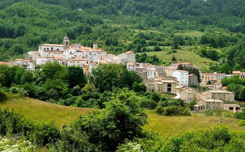 50 luoghi comuni borgo tufi