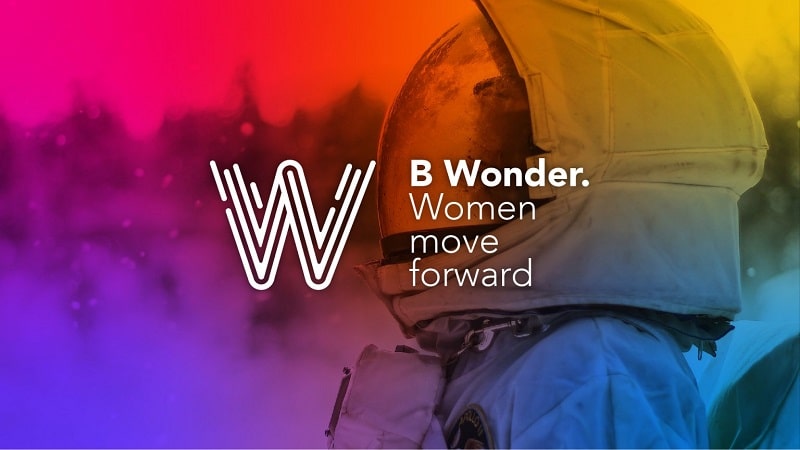 Astronauta B Wonder Women move forward