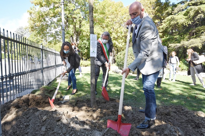 Bonaccini Priolo e Pasquali a Bobbio piantano il primo dei 45 milioni di alberi