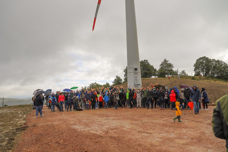 Foto impianto eolico con i soci ènostra