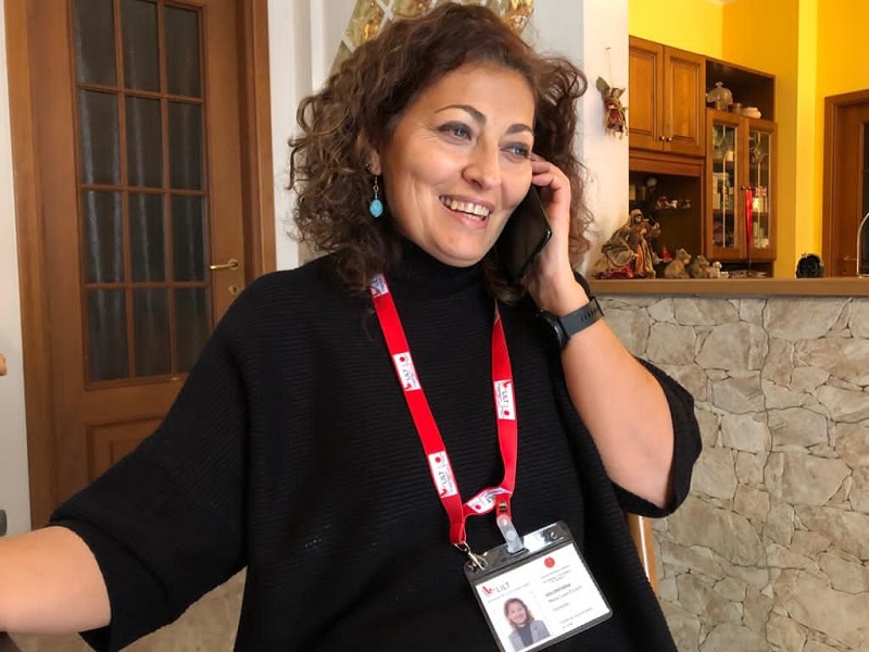 Lega Tumori Milano Volontaria assistenza telefonica a distanza