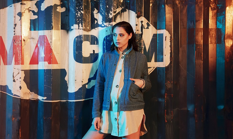 Rifò giacca avanguardista donna indossato