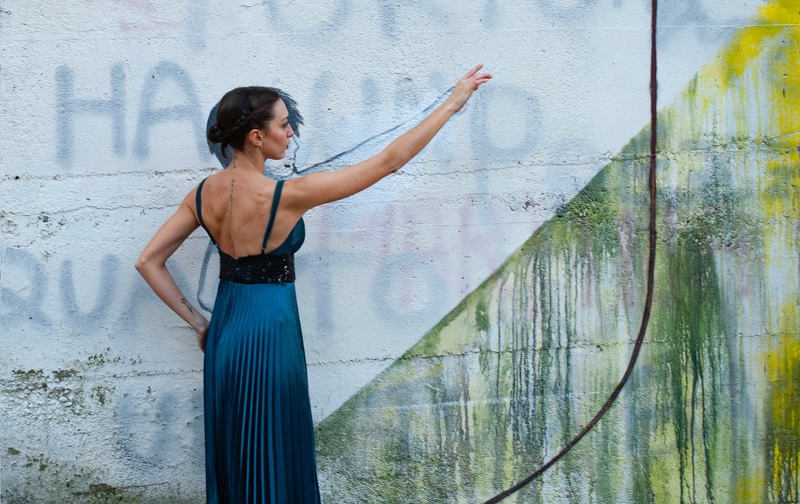 STURG ballerina su muro della scalinata Piazza XV Marzo