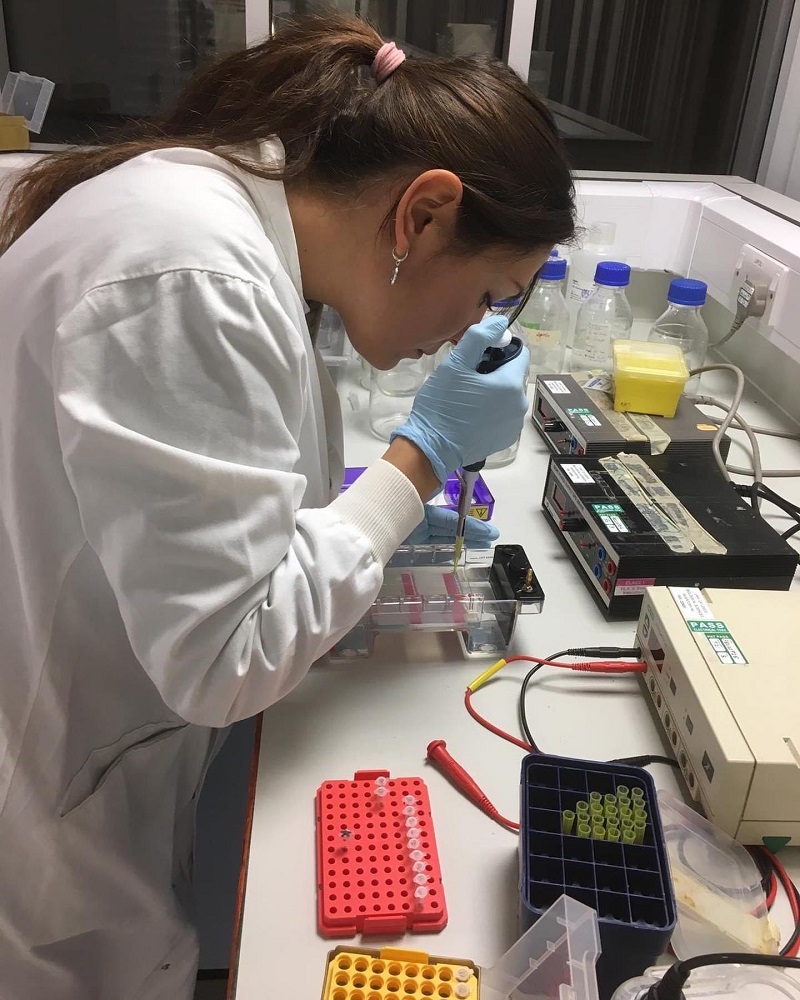Sofia Frappi del team in laboratorio