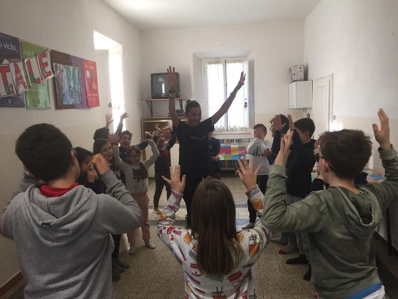 A lezione di Yoga della risata. Fonte Facebook YOGA RISATA