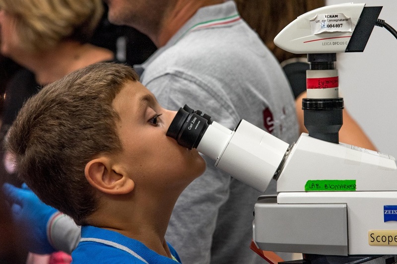 bambino microscopio scaled