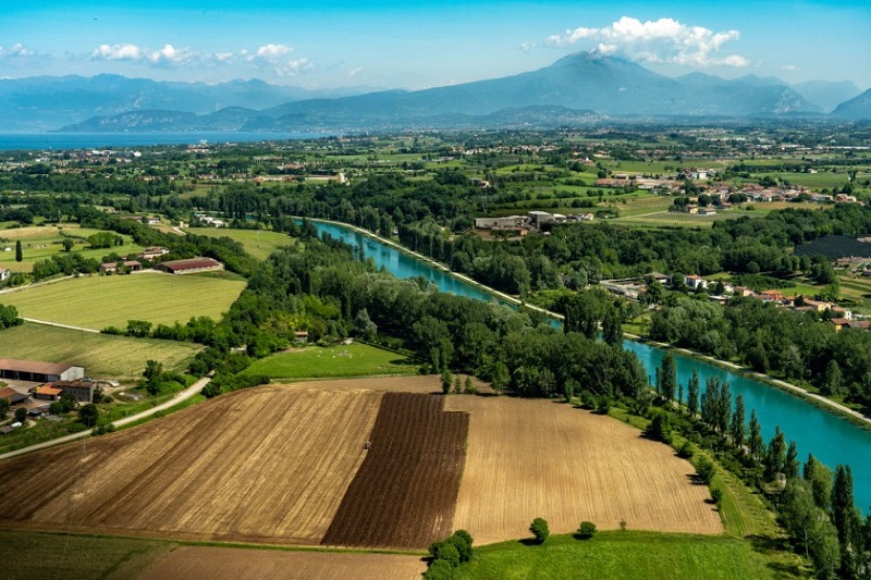 bandiere arancioni ponti sul mincio