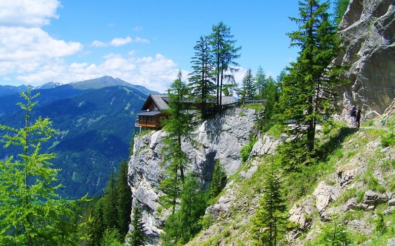 Regione Lombardia stanzia 5 milioni di euro per i rifugi di montagna