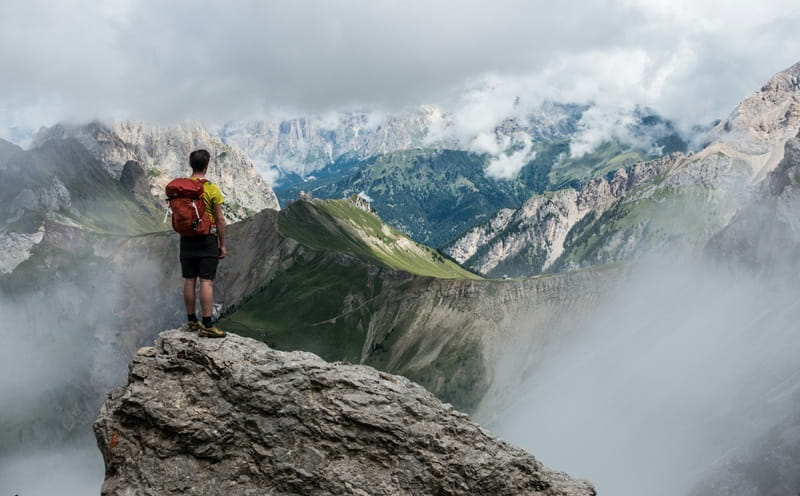 Estate 2026, la montagna cresce ma la sfida è trasformare il turismo in sviluppo