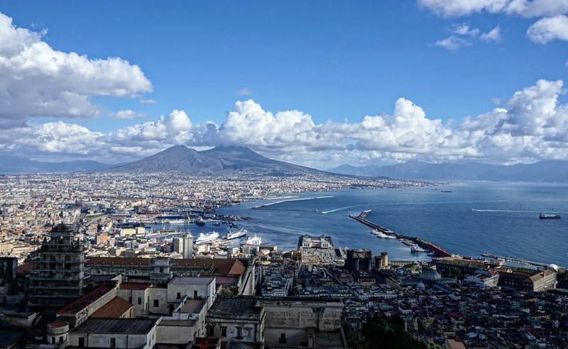 Napoli al centro della sostenibilità. Il Giro d’Italia della CSR racconta la trasformazione della città